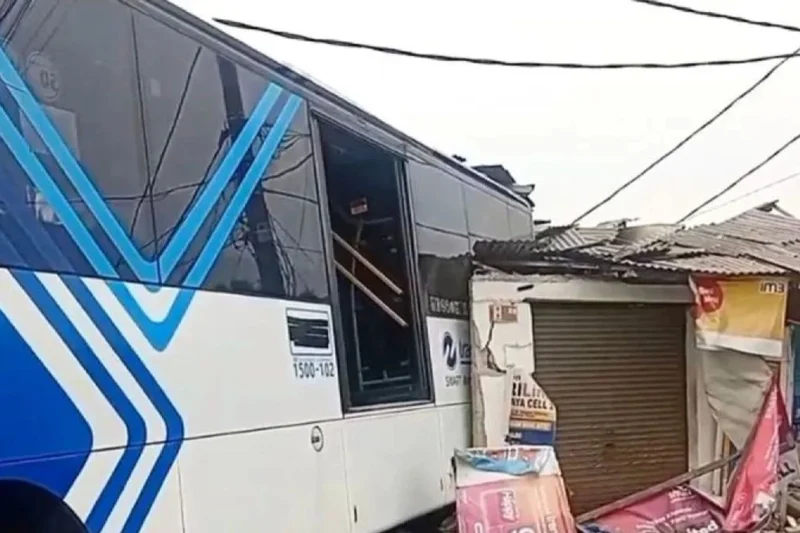 Bus Transjakarta Hantam Motor, Mobil, dan 4 Ruko di Pulogebang