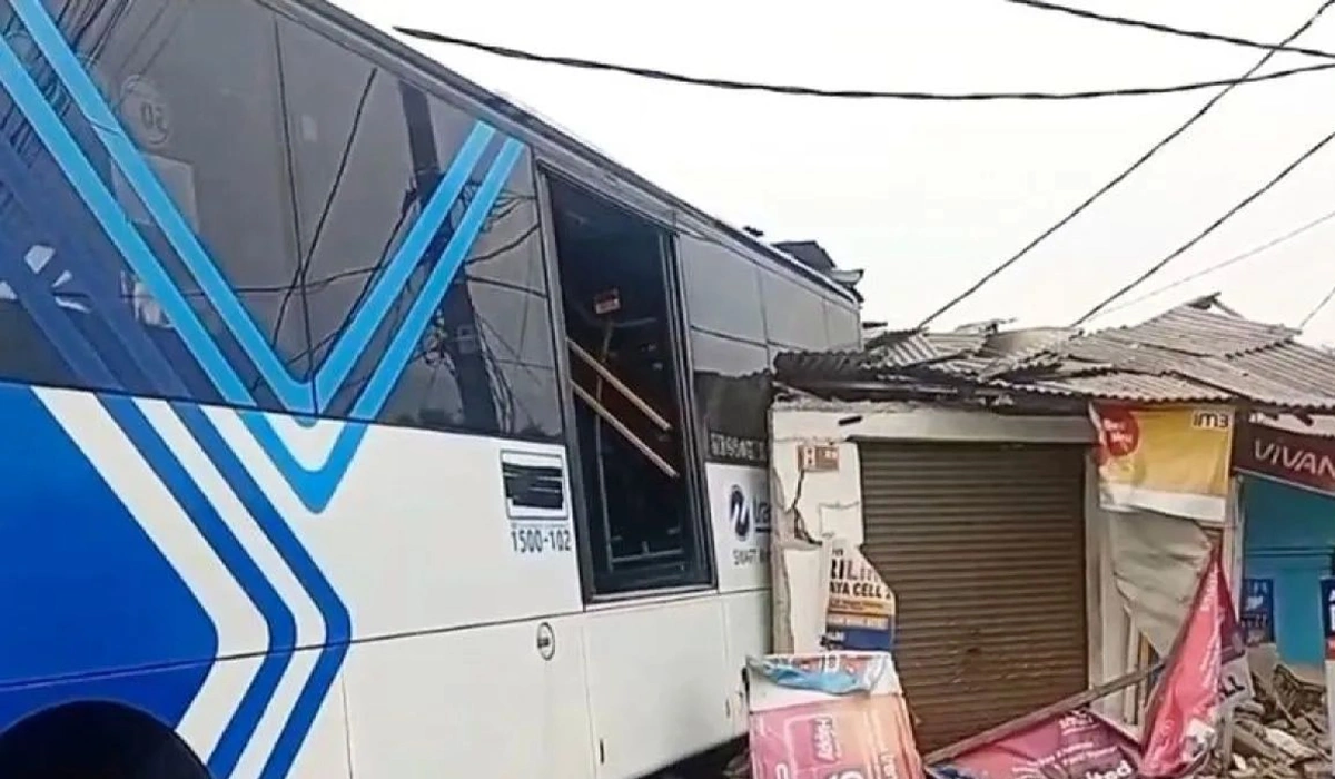 Bus Transjakarta Hantam Motor, Mobil, dan 4 Ruko di Pulogebang
