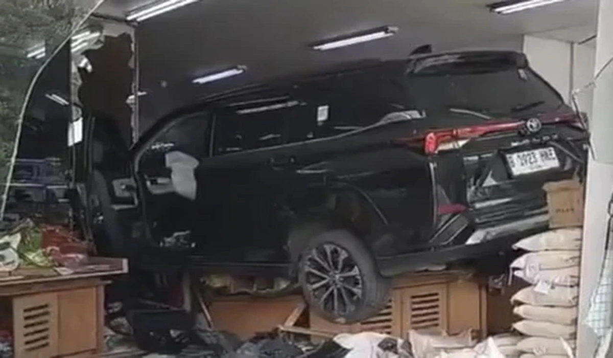 Mobil Hilang Kendali, Tabrak Toko Buah di Kalideres, Jakarta Barat