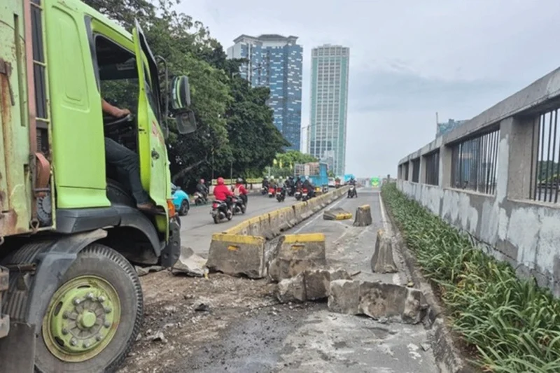 Truk Tabrak Separator Di Jalan Gatot Subroto, TransJakarta Koridor 9 Alami Perubahan Rute