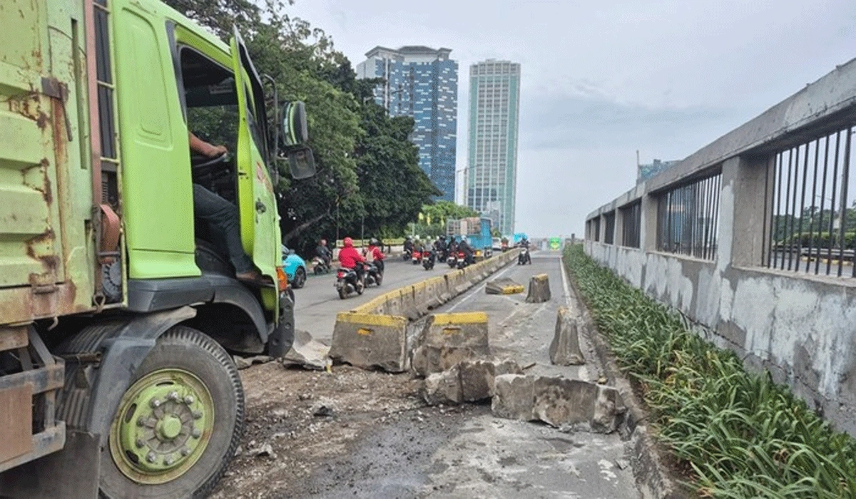 Truk Tabrak Separator Di Jalan Gatot Subroto, TransJakarta Koridor 9 Alami Perubahan Rute