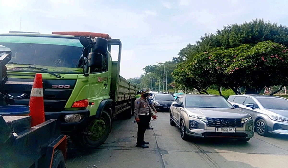 Truk Tabrak Separator Di Jalan Gatot Subroto, TransJakarta Koridor 9 Alami Perubahan Rute