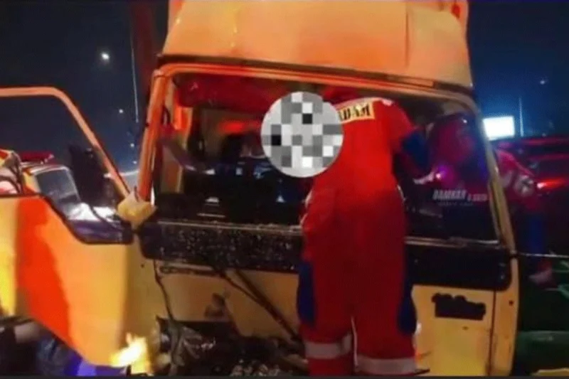Truk Boks Tabrak Pikap Di Duren Sawit, Sopir Terjepit Dalam Evakuasi Dramatis