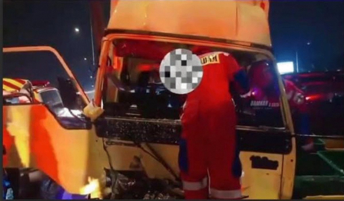 Truk Boks Tabrak Pikap Di Duren Sawit, Sopir Terjepit Dalam Evakuasi Dramatis