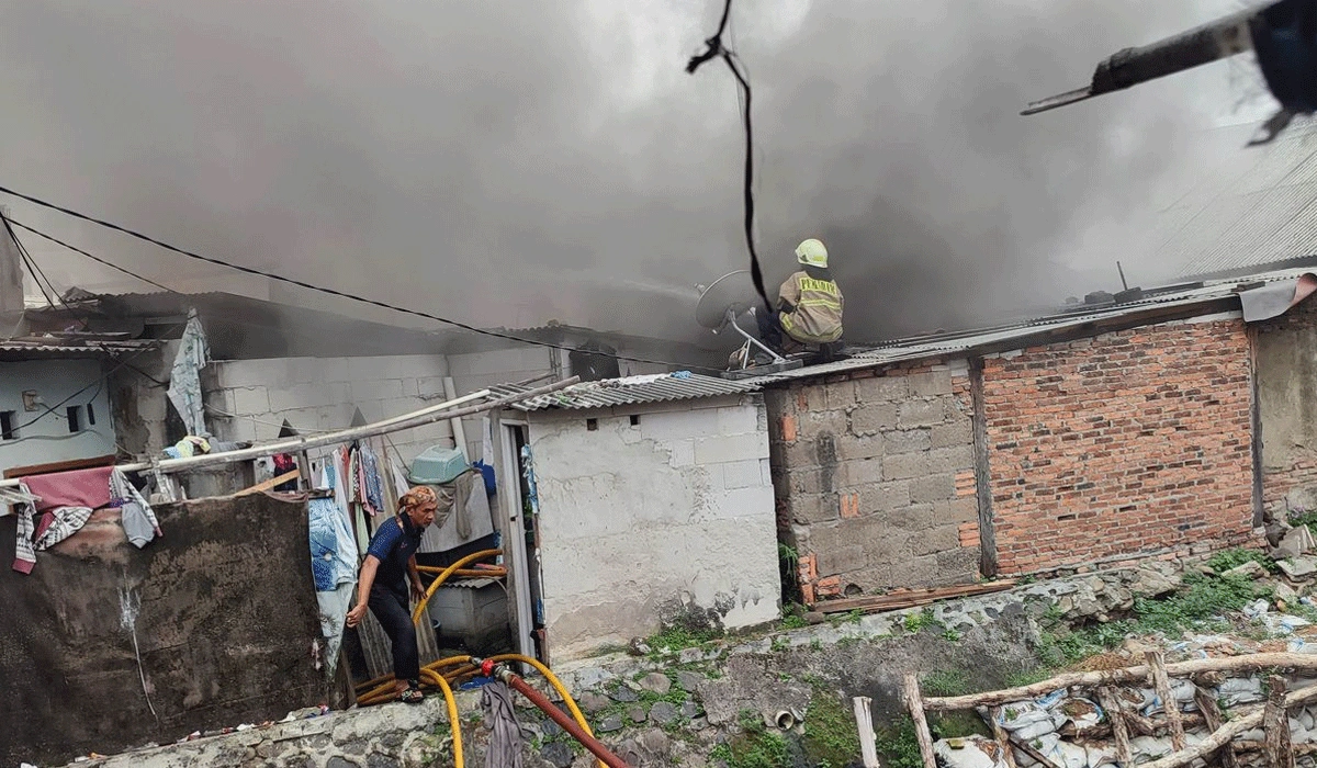 55-Petugas-Damkar-Padamkan-Kebakaran-Lima-Rumah-di-Matraman