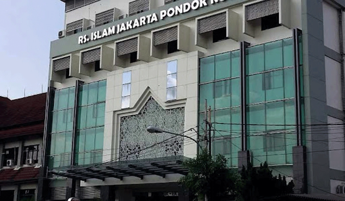 Truk Boks Tabrak Pikap Di Duren Sawit, Sopir Terjepit Dalam Evakuasi Dramatis