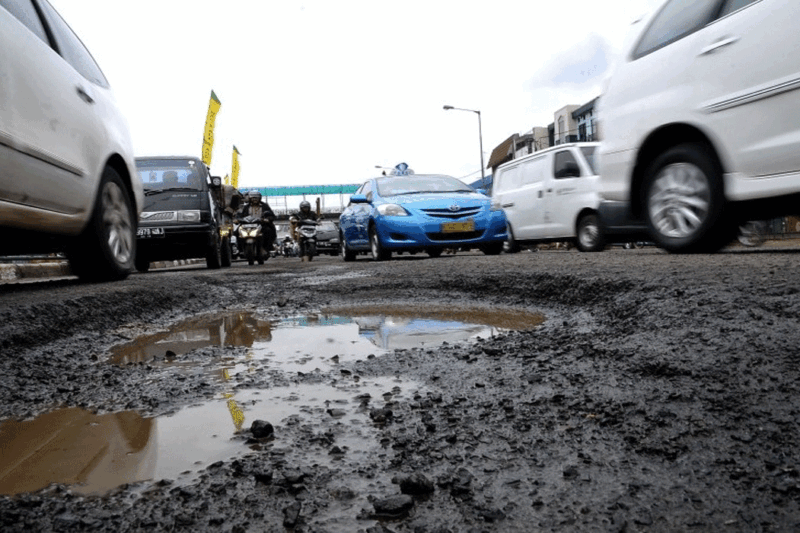 Perhatian! Jalan Rusak di Jakarta Tingkatkan Risiko Kecelakaan Lalu Lintas