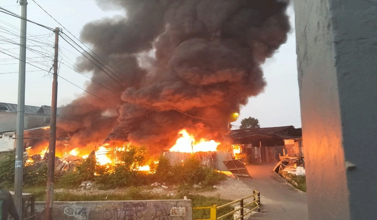 Kebakaran-Lapak-Barang-Bekas-di-Duren-Sawit,-Kerugian-Capai-Rp80-Juta