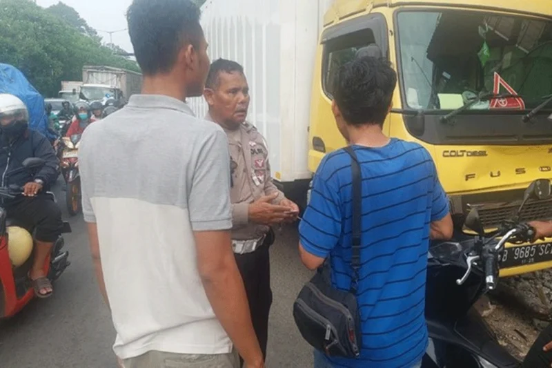 Kecelakaan Tragis di Pinggir Jalan Kalideres, Pejalan Kena Tabrak Truk