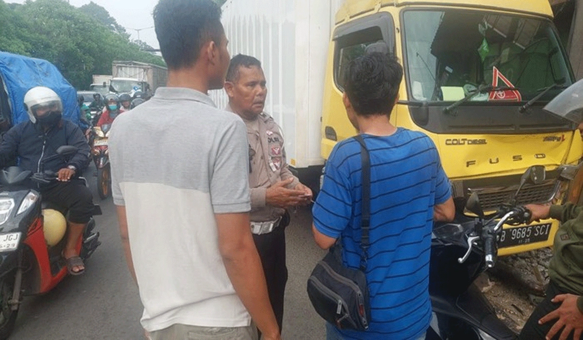 Kecelakaan Tragis di Pinggir Jalan Kalideres, Pejalan Kena Tabrak Truk