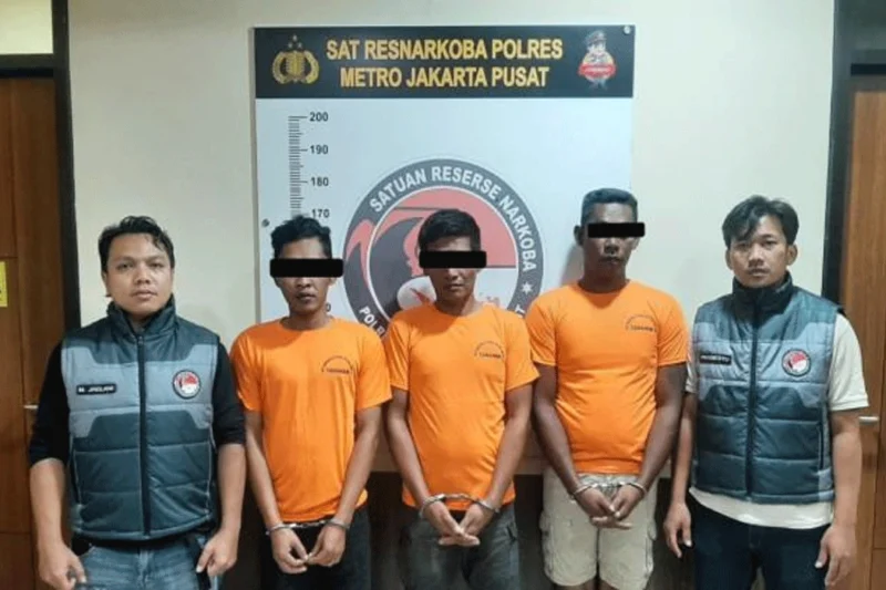 Sebanyak 12 Kg Sabu Disembunyikan Dalam Truk Pengangkut Buah, Sindikat Pengedar Dibekuk Di Tol Japek