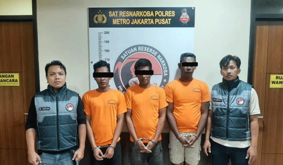 Sebanyak 12 Kg Sabu Disembunyikan Dalam Truk Pengangkut Buah, Sindikat Pengedar Dibekuk Di Tol Japek.