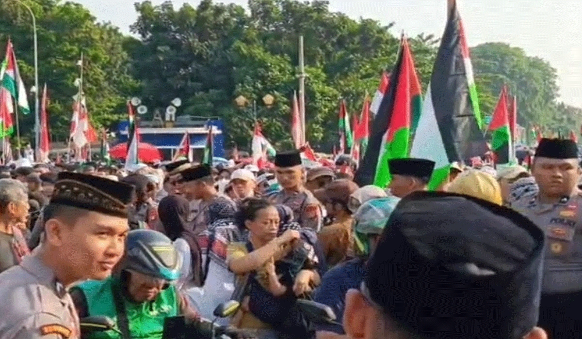 Polisi Berpeci Hitam Amankan Aksi Solidaritas Bela Palestina Di Patung Kuda