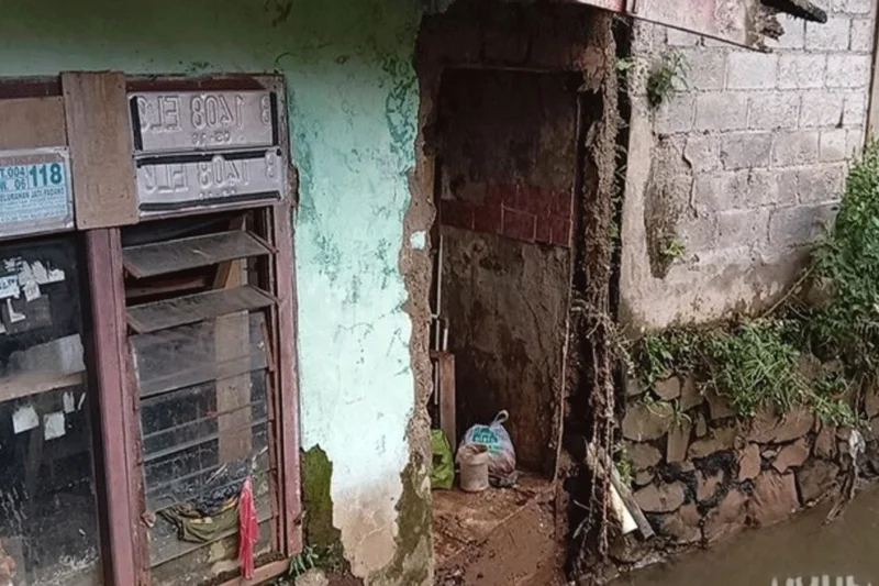 Banjir Terjang Jati Padang, Rumah Warga Rusak dan Tak Layak Huni