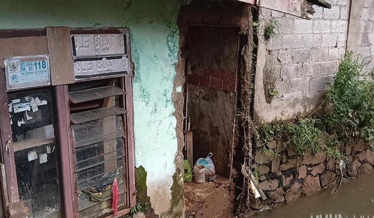 Banjir Terjang Jati Padang, Rumah Warga Rusak dan Tak Layak Huni