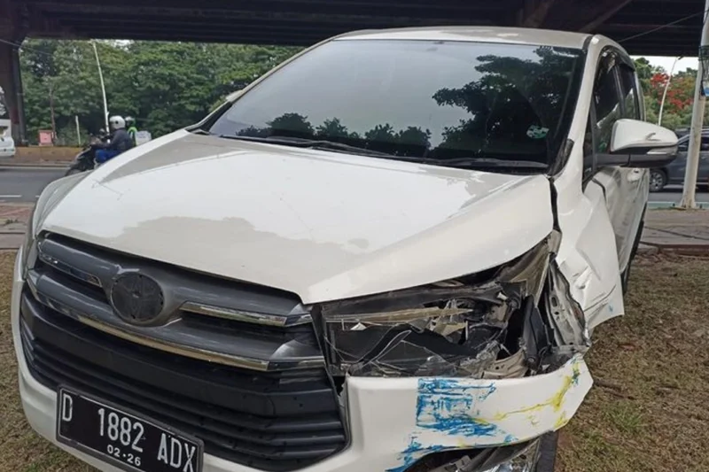 Kronologi Kecelakaan Mobil Pecah Ban Menabrak Bajaj di Jakarta Pusat