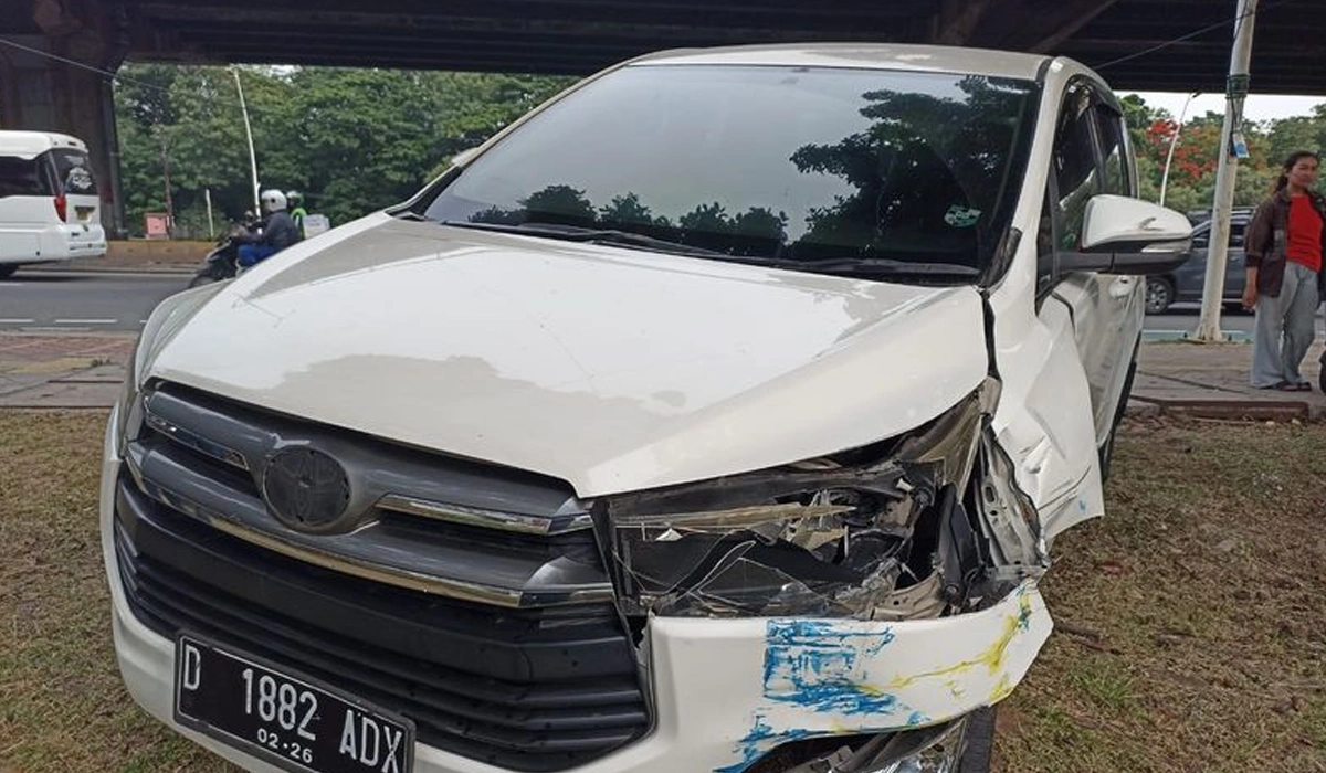 Kronologi-Kecelakaan-Mobil-Pecah-Ban-Menabrak-Bajaj-di-Jakarta-Pusat