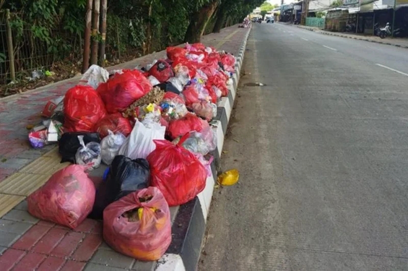 Waduh Sampah Menumpuk Parah Dekat Kantor Penting di Tangsel