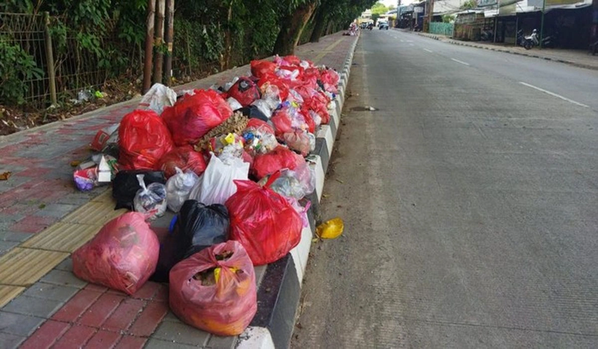 Waduh Sampah Menumpuk Parah Dekat Kantor Penting di Tangsel