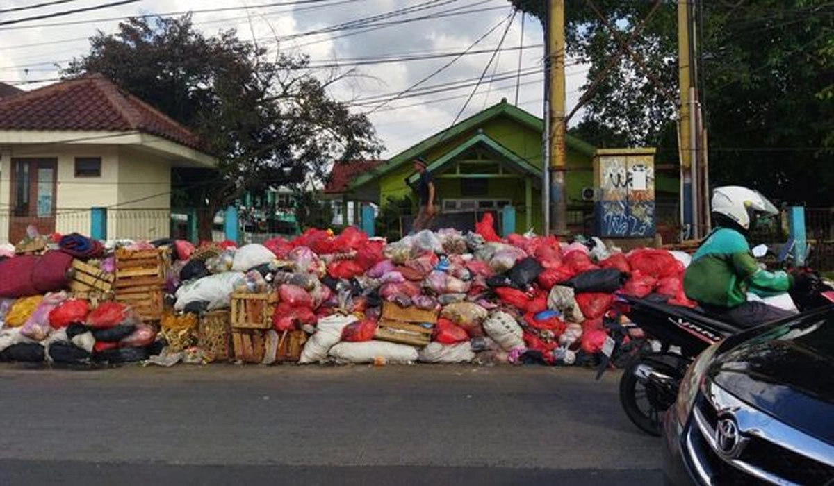 Waduh Sampah Menumpuk Parah Dekat Kantor Penting di Tangsel