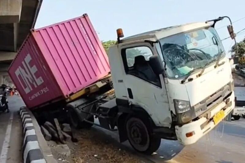 Truk Bawa Kontainer 15 Ton Terperosok di Cakung, Sopir Diduga Ngantuk