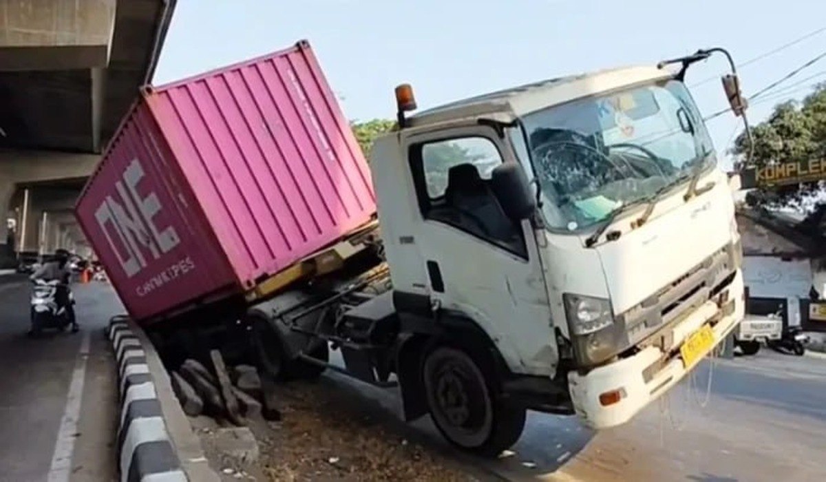 Truk Bawa Kontainer 15 Ton Terperosok di Cakung, Sopir Diduga Ngantuk